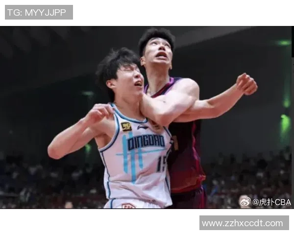 足球球星挑战篮球场 搞笑扣篮引发全场爆笑反应